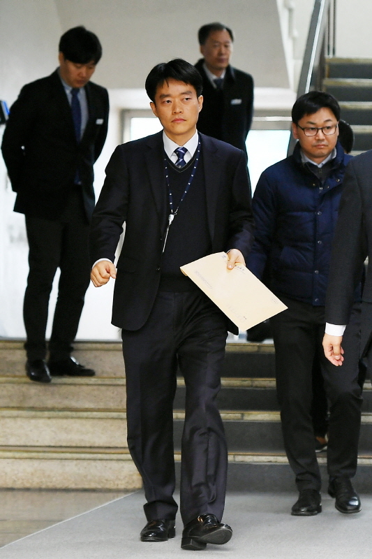 27일 검찰 수사관들이 이재명 경기도지사의 집무실에 대한 압수 수색을 마치고 경기도청을 빠져나오고 있다. 조태형기자