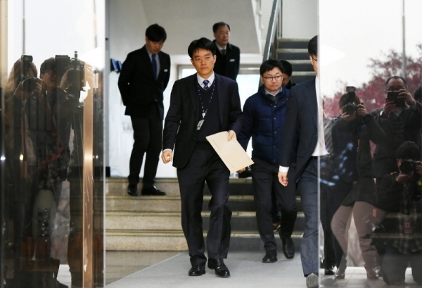 27일 검찰 수사관들이 이재명 경기도지사의 집무실에 대한 압수 수색을 마치고 경기도청을 빠져나오고 있다. 조태형기자