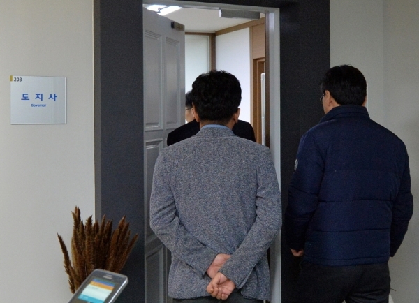 27일 경기도청에서 검찰 수사관들이 이재명 경기도지사의 집무실에 대한 압수 수색을 하고 있다. 조태형기자