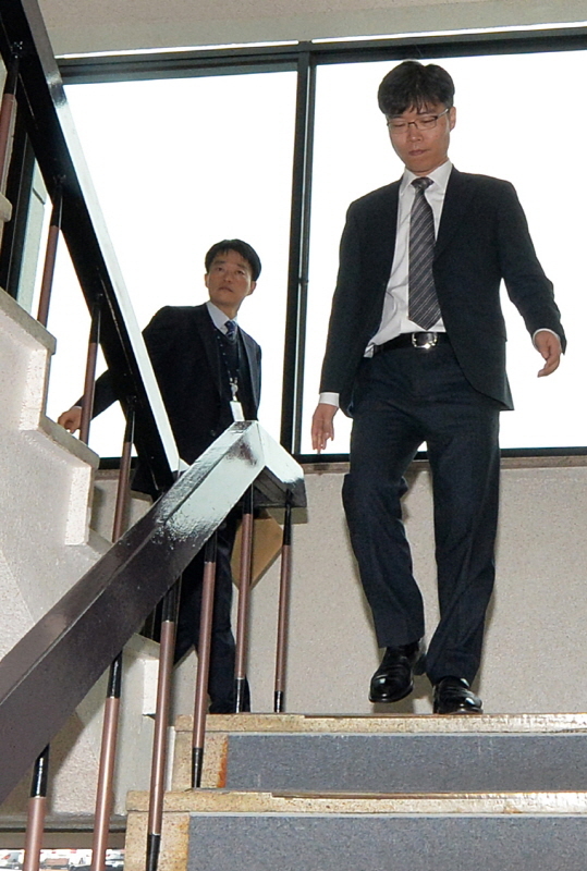 27일 검찰 수사관들이 이재명 경기도지사의 집무실에 대한 압수 수색을 마치고 경기도청을 빠져나오고 있다. 조태형기자