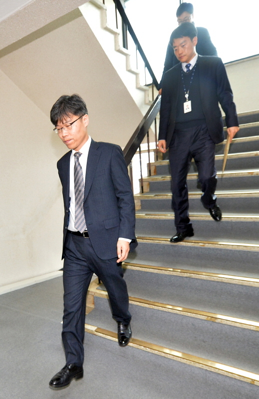 27일 검찰 수사관들이 이재명 경기도지사의 집무실에 대한 압수 수색을 마치고 경기도청을 빠져나오고 있다. 조태형기자