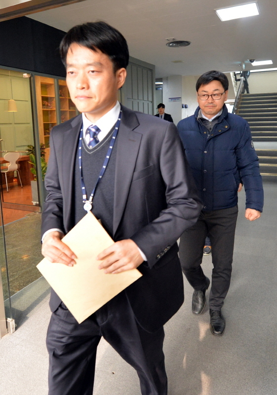 27일 검찰 수사관들이 이재명 경기도지사의 집무실에 대한 압수 수색을 마치고 경기도청을 빠져나오고 있다. 조태형기자