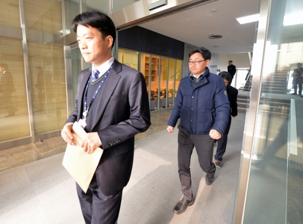 27일 검찰 수사관들이 이재명 경기도지사의 집무실에 대한 압수 수색을 마치고 경기도청을 빠져나오고 있다. 조태형기자