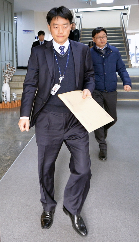 27일 검찰 수사관들이 이재명 경기도지사의 집무실에 대한 압수 수색을 마치고 경기도청을 빠져나오고 있다. 조태형기자