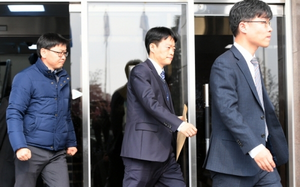 27일 검찰 수사관들이 이재명 경기도지사의 집무실에 대한 압수 수색을 마치고 경기도청을 빠져나오고 있다. 조태형기자