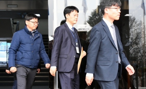 27일 검찰 수사관들이 이재명 경기도지사의 집무실에 대한 압수 수색을 마치고 경기도청을 빠져나오고 있다. 조태형기자