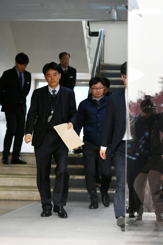 27일 검찰 수사관들이 이재명 경기도지사의 집무실에 대한 압수 수색을 마치고 경기도청을 빠져나오고 있다. 조태형기자