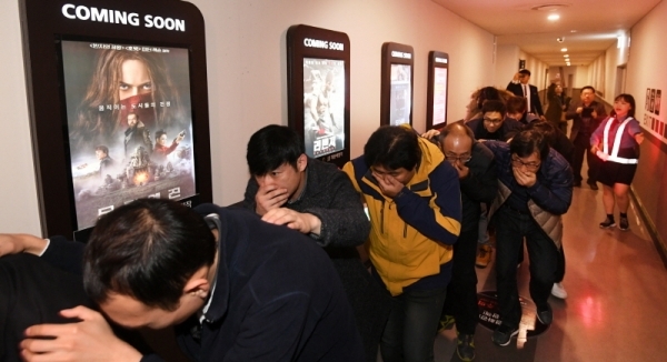 ‘제409차 민방위의 날’인 27일 수원 롯데몰에서 시민들이 영화관 화재 상황을 가정해 대피 훈련을 하고 있다. 대형 화재에 대한 경각심을 높이고 시설 직원들의 화재 대응 능력을 키우기 위한 이번 훈련은 공공기관, 백화점, 영화관 등 다중이용시설에서 중점적으로 진행됐다. 조태형기자