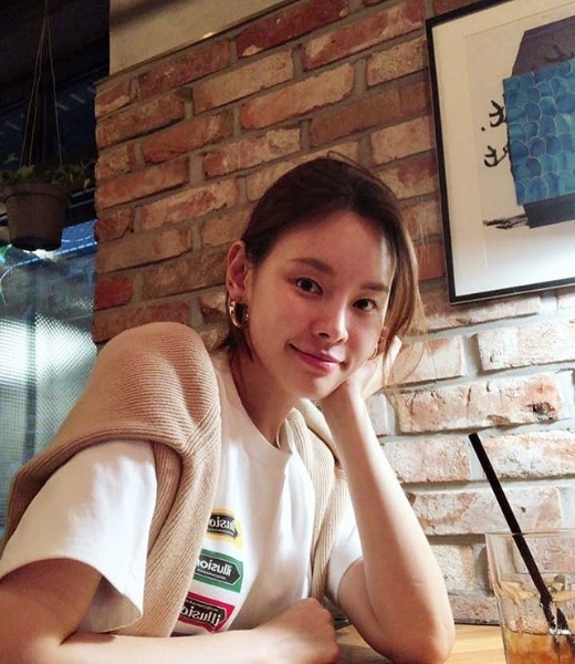 배우 구재이가 내달 30일 프랑스 대학 교수와 결혼식을 올린다. 구재이 인스타그램