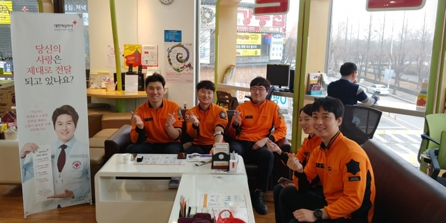 사랑의 헌혈 활동에 참여한 일산소방서 직원들이 헌혈을 마치고 기념촬영을 하고 있다. 일산소방서 제공