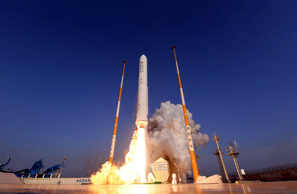 한국형발사체(KSLV-2) ''누리호''의 엔진 시험발사체가 28일 오후 고흥 나로우주센터에서 발사되고 있다. 이날 쏘아 올린 발사체는 한국형발사체인 ''누리호''에 쓰일 75t급 액체엔진의 성능을 검증하기 위한 ''시험용 발사체''다. 한국항공우주연구원 제공=연합뉴스