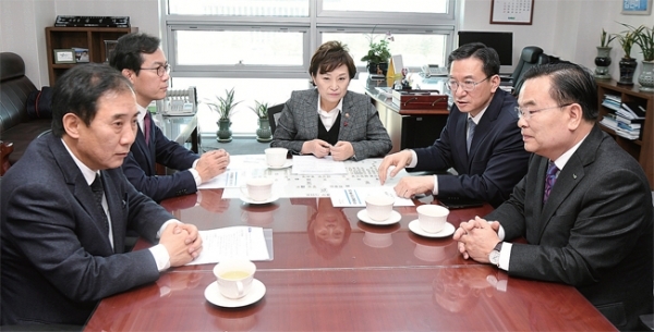 더불어민주당 정성호 의원과 자유한국당 김영우 의원, 이성호 양주시장, 박윤국 포천시장이 28일 김현미 국토교통부 장관과 간담회를 갖고 있다. 정성호 의원실 제공