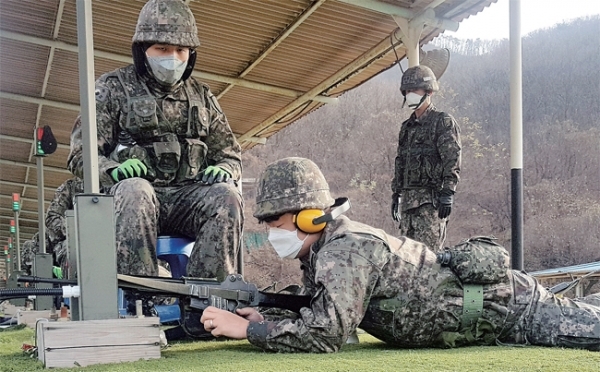 미세먼지와 함께 중국발 황사까지 겹치면서 최악의 대기질을 보인 28일 화성동원예비군훈련장에서 예비군들이 마스크를 쓴 채 사격훈련을 하고 있다. 이상문기자