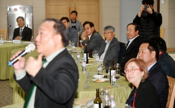 '판교혁신도시 도심공동화 현상 해소를 위한 구성원들의 역활-간담회'가 열린 28일 성남 판교 스타트업캠퍼스에서 참석자들이 의견을 밝히고 있다. 김시범기자