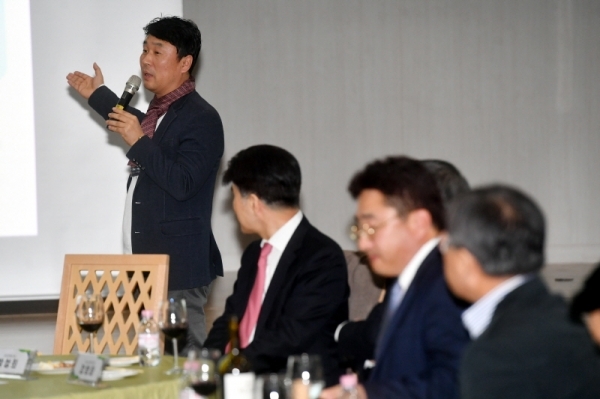 '판교혁신도시 도심공동화 현상 해소를 위한 구성원들의 역활-간담회'가 열린 28일 성남 판교 스타트업캠퍼스에서 강문수 판교We포럼 추진위원장이 의견을 밝히고 있다. 김시범기자