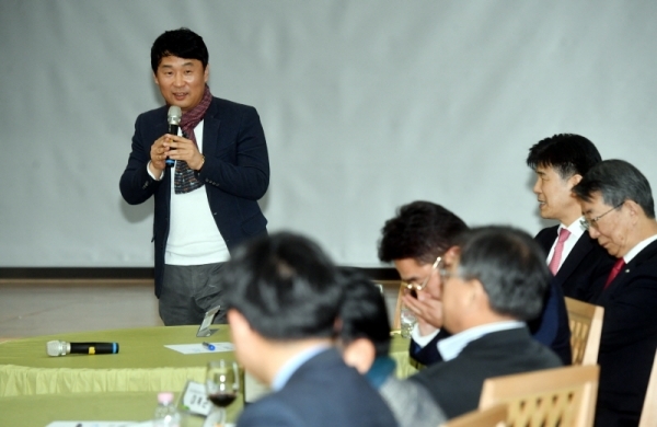 '판교혁신도시 도심공동화 현상 해소를 위한 구성원들의 역활-간담회'가 열린 28일 성남 판교 스타트업캠퍼스에서 강문수 판교We포럼 추진위원장이 의견을 밝히고 있다. 김시범기자