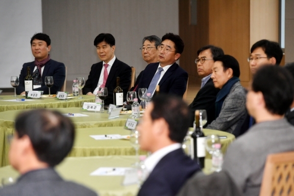 '판교혁신도시 도심공동화 현상 해소를 위한 구성원들의 역활-간담회'가 열린 28일 성남 판교 스타트업캠퍼스에서 참석자들이 각계각층 발표자의 의견을 듣고 있다. 김시범기자