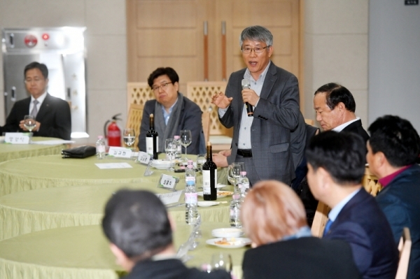 '판교혁신도시 도심공동화 현상 해소를 위한 구성원들의 역활-간담회'가 열린 28일 성남 판교 스타트업캠퍼스에서 최종식 경기일보 기획관리이사가 의견을 밝히고 있다. 김시범기자
