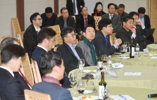 '판교혁신도시 도심공동화 현상 해소를 위한 구성원들의 역활-간담회'가 열린 28일 성남 판교 스타트업캠퍼스에서 참석자들이 각계각층 발표자의 의견을 듣고 있다. 김시범기자