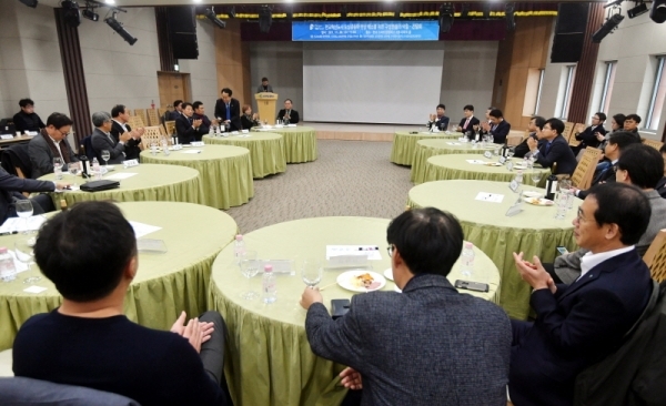 '판교혁신도시 도심공동화 현상 해소를 위한 구성원들의 역활-간담회'가 열린 28일 성남 판교 스타트업캠퍼스에서 참석자들이 의견을 밝히고 있다. 김시범기자
