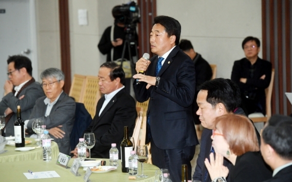 '판교혁신도시 도심공동화 현상 해소를 위한 구성원들의 역활-간담회'가 열린 28일 성남 판교 스타트업캠퍼스에서 참석자들이 의견을 밝히고 있다. 김시범기자