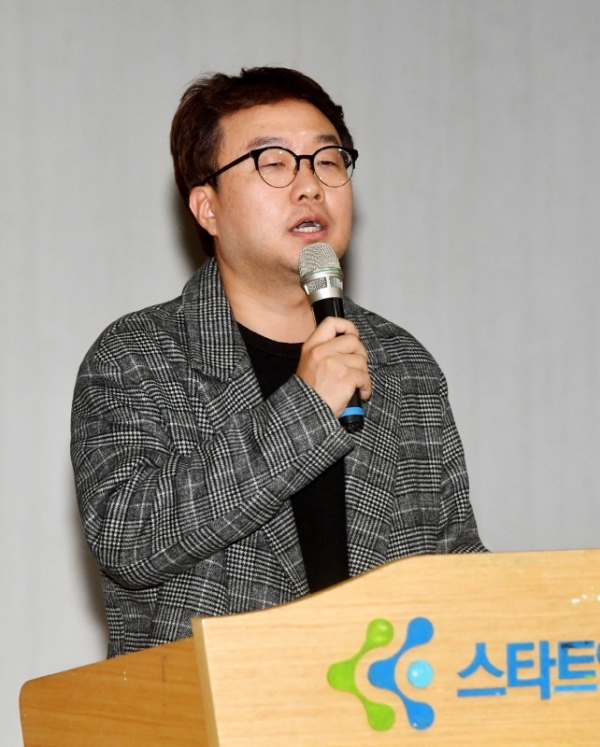 '판교혁신도시 도심공동화 현상 해소를 위한 구성원들의 역활-간담회'가 열린 28일 성남 판교 스타트업캠퍼스에서 개그맨 박휘순씨가 진행을 하고 있다. 김시범기자