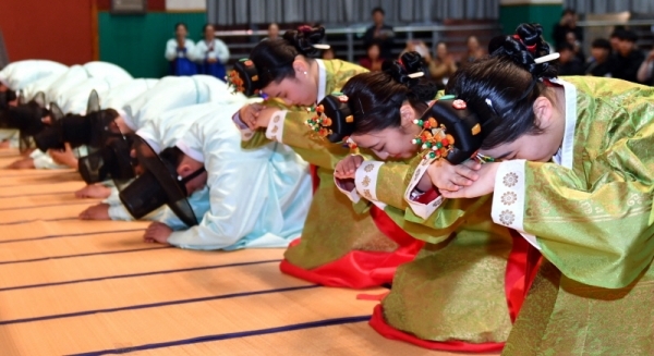 28일 안산시 상록구 성포동 안산시청소년수련관에서 열린 안산시행복예절관 ‘2018년 찾아가는 전통 성년례’에서 한복을 곱게 차려 입은 성포고등학교 학생들이 전통의식인 관례와 계례를 치르고 있다.전형민기자