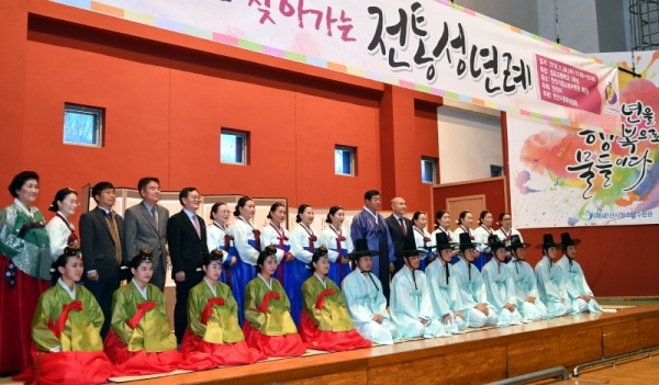 28일 안산시 상록구 성포동 안산시청소년수련관에서 열린 안산시행복예절관 ‘2018년 찾아가는 전통 성년례’에서 윤화섭 안산시장과 내빈 등 참석자들이  성년례를 마친 성포고등학교 학생들과 기념촬영을 하고 있다.전형민기자