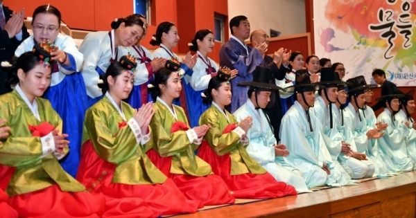 28일 안산시 상록구 성포동 안산시청소년수련관에서 열린 안산시행복예절관 ‘2018년 찾아가는 전통 성년례’에서 윤화섭 안산시장과 내빈 등 참석자들이  성년례를 마친 성포고등학교 학생들과 기념촬영을 하고 있다.전형민기자