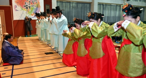 28일 안산시 상록구 성포동 안산시청소년수련관에서 열린 안산시행복예절관 ‘2018년 찾아가는 전통 성년례’에서 윤화섭 안산시장이 성포고등학교 학생들에게 어른의 복색을 입히고 남자에게는 관(冠ㆍ모자)를 씌우고 여자에게는 머리를 올려 비녀를 꽃아주는 전통의식인 관례와 계례를 거행하고 있다.전형민기자
