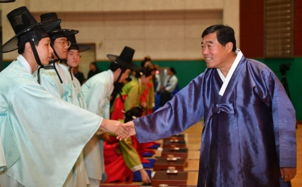28일 안산시 상록구 성포동 안산시청소년수련관에서 열린 안산시행복예절관 ‘2018년 찾아가는 전통 성년례’에서 윤화섭 안산시장이 성년례를 마친 성포고등학교 학생들을 축하하고  있다.전형민기자