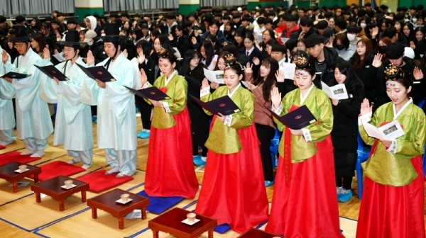 28일 안산시 상록구 성포동 안산시청소년수련관에서 열린 안산시행복예절관 ‘2018년 찾아가는 전통 성년례’에서 성포고등학교 학생들이 성인으로 긍지를 갖고 사회에 대한 책임을 다하겠다는 선서를 하고 있다.전형민기자