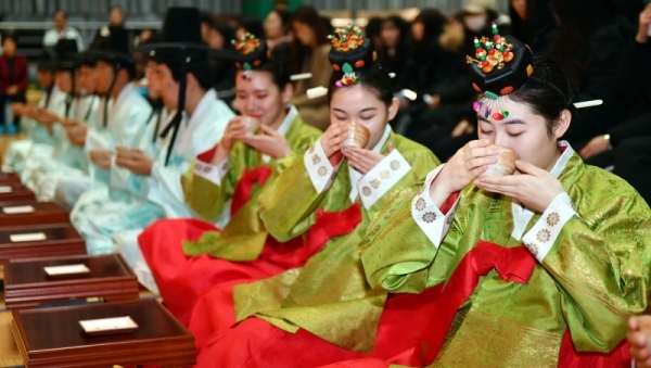 28일 안산시 상록구 성포동 안산시청소년수련관에서 열린 안산시행복예절관 ‘2018년 찾아가는 전통 성년례’에서 한복을 곱게 차려 입은 성포고등학교 학생들이 전통의식인 관례와 계례를 치르고 있다.전형민기자