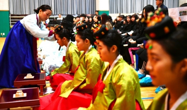 28일 안산시 상록구 성포동 안산시청소년수련관에서 열린 안산시행복예절관 ‘2018년 찾아가는 전통 성년례’에서 성포고등학교 학생들이 어른의 복색을 입고 남자에게는 관(冠ㆍ모자)를 씌우고 여자에게는 머리를 올려 비녀를 꽃아주는  전통의식인 관례와 계례를 치르고 있다.전형민기자