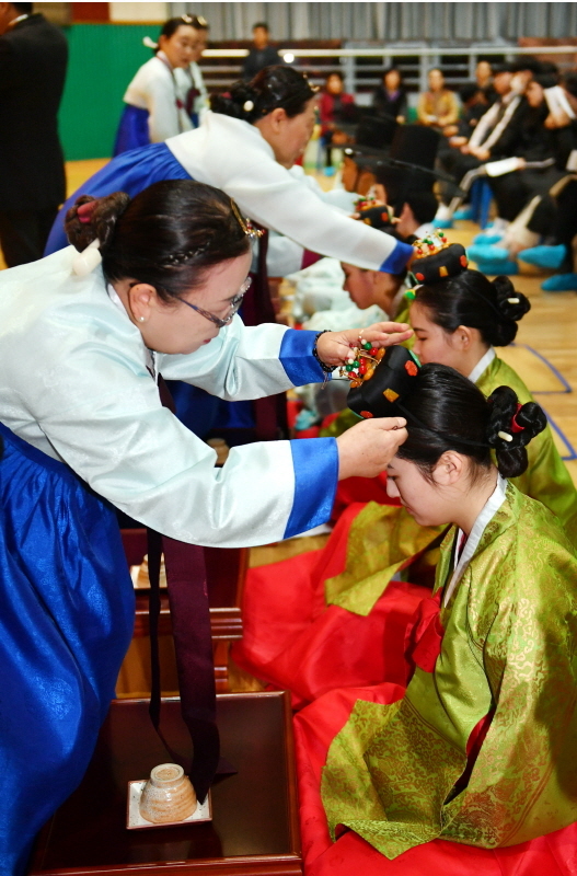 28일 안산시 상록구 성포동 안산시청소년수련관에서 열린 안산시행복예절관 ‘2018년 찾아가는 전통 성년례’에서 성포고등학교 학생들이 어른의 복색을 입고 남자에게는 관(冠ㆍ모자)를 씌우고 여자에게는 머리를 올려 비녀를 꽃아주는  전통의식인 관례와 계례를 치르고 있다.전형민기자