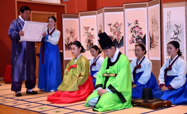 28일 안산시 상록구 성포동 안산시청소년수련관에서 열린 안산시행복예절관 ‘2018년 찾아가는 전통 성년례’에서 윤화섭 안산시장이 성포고등학교 학생들에게 어른의 복색을 입히고 남자에게는 관(冠ㆍ모자)를 씌우고 여자에게는 머리를 올려 비녀를 꽃아주는 전통의식인 관례와 계례를 거행하고 있다.전형민기자