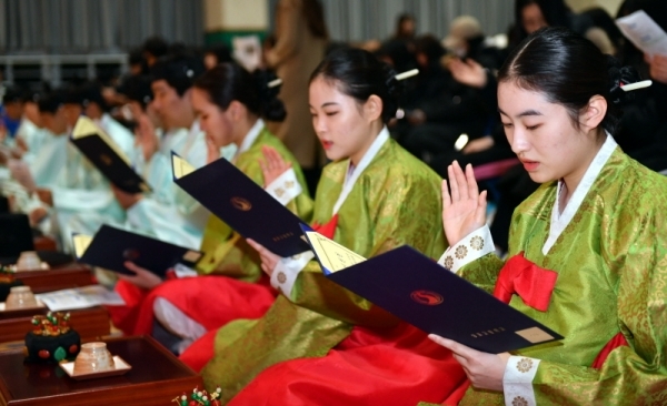 28일 안산시 상록구 성포동 안산시청소년수련관에서 열린 안산시행복예절관 ‘2018년 찾아가는 전통 성년례’에서 성포고등학교 학생들이 성인으로 긍지를 갖고 사회에 대한 책임을 다하겠다는 선서를 하고 있다.전형민기자