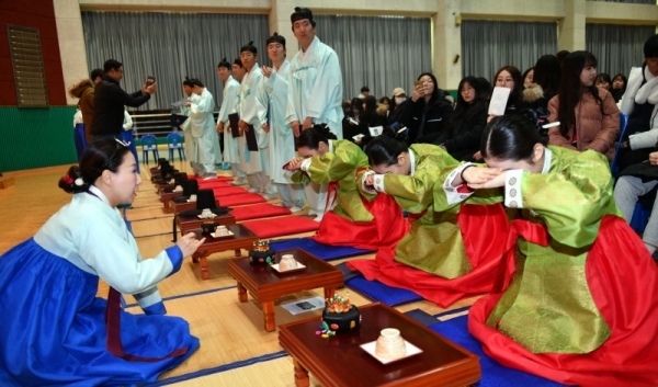 28일 안산시 상록구 성포동 안산시청소년수련관에서 열린 안산시행복예절관 ‘2018년 찾아가는 전통 성년례’에서 한복을 곱게 차려 입은 성포고등학교 학생들이 전통의식인 관례와 계례를 치르고 있다.전형민기자