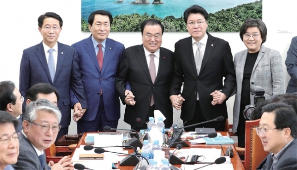 다시 손잡은 예산특별 소위 문희상 국회의장이 28일 오후 열린 국회 예산정책특별위원회 소위에 깜짝 등장해 위원들과 손잡고 있다. 연합뉴스