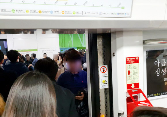 29일 오전 수도권 전철 신분당선이 열차 고장으로 출근길에 큰 혼잡이 빚어졌다. 청계산입구역에서 강남행 신분당선 열차가 출입문 장애로 멈춰서 있다. 2018.11.29 독자 송정수씨 촬영 제공=연합뉴스