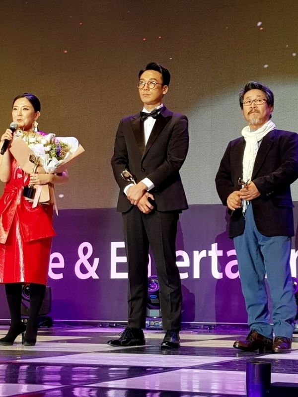 배우 김남희가 제26회 문화연예대상에서 드라마 조연상을 수상했다. 디에이와이엔터테인먼트