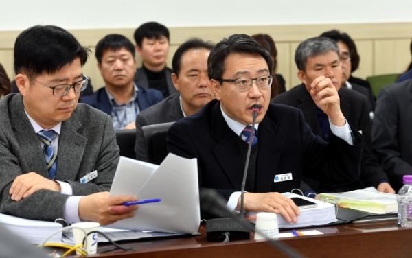 29일 경기도의회 제332회 정례회 제2차 기획재정위원회의‘2019년 경기도 예산안’ 등에 대한 심의에서 임종철 경기도 기회조정실장이 의원들의 질의에 답변하고 있다.전형민기자