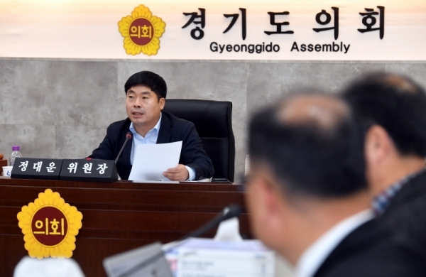 29일 경기도의회 제332회 정례회 제2차 기획재정위원회의‘2019년 경기도 예산안’ 등에 대한 심의에서 정대운 위원장이 질의하고 있다.전형민기자