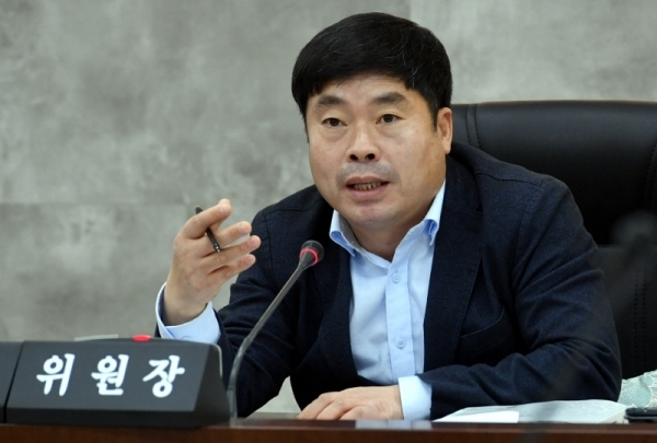 29일 경기도의회 제332회 정례회 제2차 기획재정위원회의‘2019년 경기도 예산안’ 등에 대한 심의에서 정대운 위원장이 질의하고 있다.전형민기자