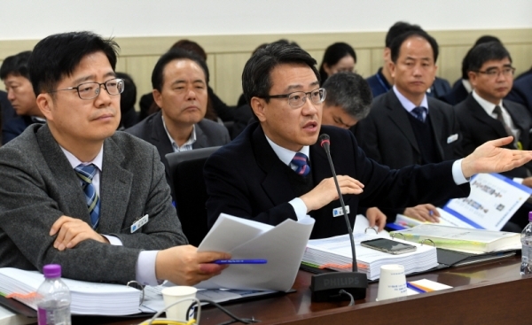 29일 경기도의회 제332회 정례회 제2차 기획재정위원회의‘2019년 경기도 예산안’ 등에 대한 심의에서 임종철 경기도 기회조정실장이 의원들의 질의에 답변하고 있다.전형민기자
