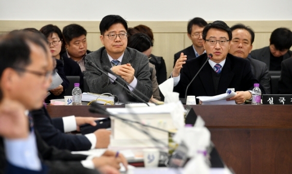 29일 경기도의회 제332회 정례회 제2차 기획재정위원회의‘2019년 경기도 예산안’ 등에 대한 심의에서 임종철 경기도 기회조정실장이 의원들의 질의에 답변하고 있다.전형민기자