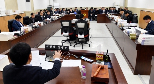 29일 경기도의회 제332회 정례회 제2차 기획재정위원회의‘2019년 경기도 예산안’ 등에 대한 심의에서 정대운 위원장이 질의하고 있다.전형민기자
