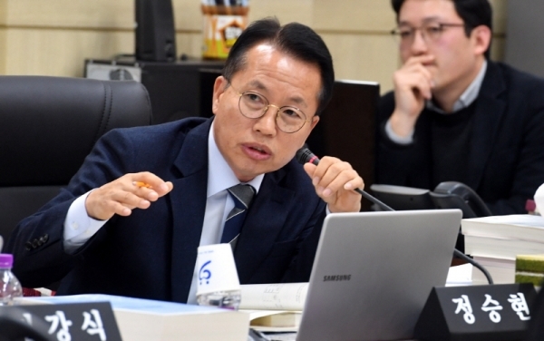 29일 경기도의회 제332회 정례회 제2차 기획재정위원회의 ‘2019년 경기도 예산안’ 등에 대한 심의에서 정승현 의원이 질의하고 있다.전형민기자