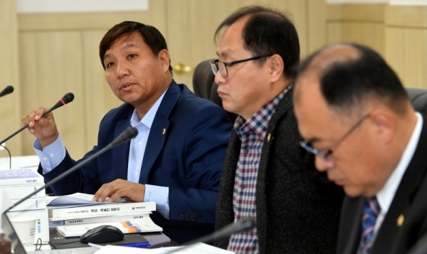 29일 경기도의회 제332회 정례회 제2차 기획재정위원회의 ‘2019년 경기도 예산안’ 등에 대한 심의에서 윤광혁의원이 질의하고 있다.전형민기자