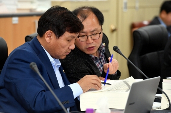 29일 경기도의회 제332회 정례회 제2차 기획재정위원회의에서 윤광혁의원과 유영호 의원이 ‘2019년 경기도 예산안’ 사업설명서를 살펴보며 질의준비를 하고 있다.전형민기자